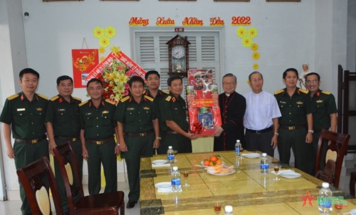 Quân khu 9 thăm, tặng quà chúc mừng Lễ Giáng sinh các tòa giám mục trên địa bàn
​